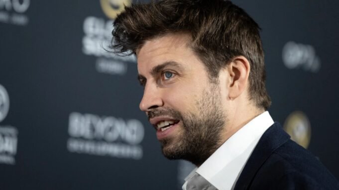 Gerard Pique újabb lövést lő Arbeloára hatalmas fejessel | mobilit.hu