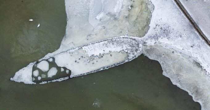 Haditengerészeti hajóroncs került a felszínre Svédországban, miután 400 évig víz