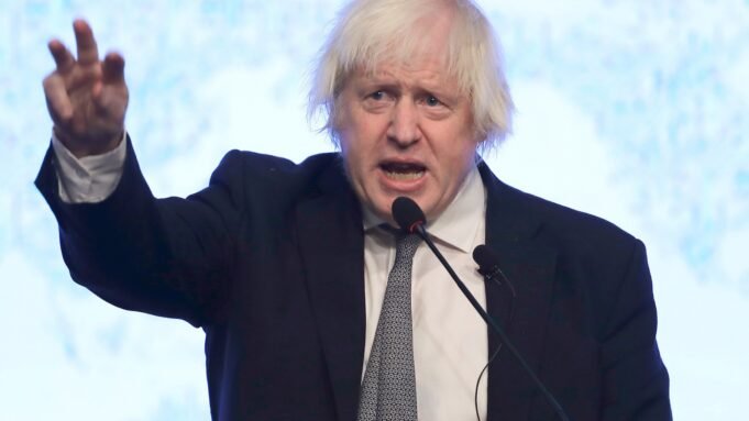 Johnson volt brit miniszterelnök felszólítja szövetségeseit, hogy küldjenek nem harci