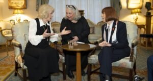 Kamilla királynő találkozik Gisele Pellicot-val, a szexuális erőszak elleni küzdelem szimbólumával| mobilit.hu