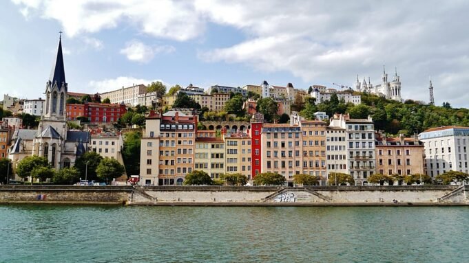 Kilenc gyanúsítottat tartóztattak le egy francia szélsőjobboldali aktivista lyoni meggyilkolásával