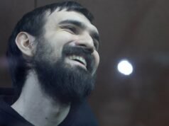 Közel 6 év orosz börtönbüntetésre ítélték a stand-up komikust, mert viccelődött a háborús veteránnal| mobilit.hu