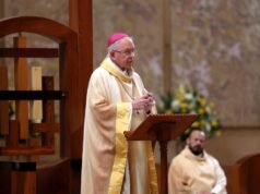 Los Angeles-i érsek imát tart a bevándorlókért a diáktüntetésen| mobilit.hu