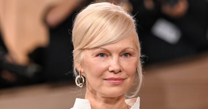 Másold le Pamela Anderson álmodozó Midi szoknyaruháját mindössze 27 dollárért