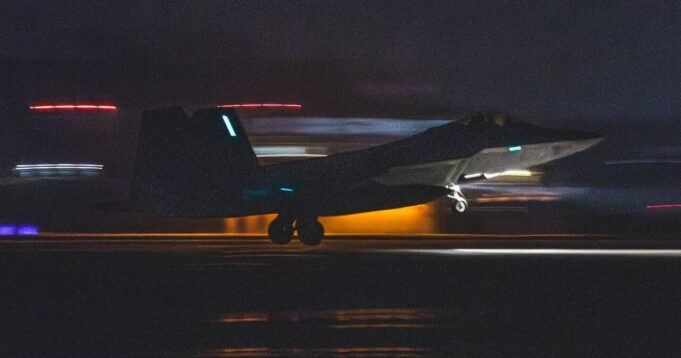 Miközben Trump kompromisszumra kényszeríti Iránt, számos amerikai harci gép csatlakozik