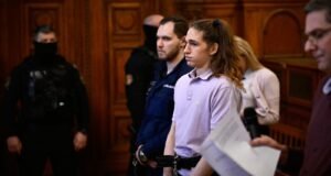 Nyolc év börtönbüntetésre ítélte a magyar bíróság azt a német antifasiszta aktivistát, aki a szélsőjobboldali tüntetést megtámadta.| mobilit.hu