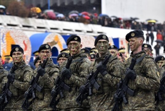 Több ezren vonultak fel Koszovóban a függetlenség kikiáltásának évfordulóján| mobilit.hu