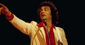 2018-ban ezen a napon veszítettük el az énekesnőt, komikust és tévésztárt, aki a country zene egyik legnagyobb énekesével házasodott össze.| mobilit.hu