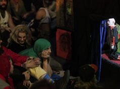 A Mindenható Op bábelőadás hatalmas tömeget vonz Los Angeles utcasarkon| mobilit.hu