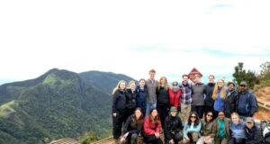 A Queens Egyetem hallgatói Dohában rekedtek, miután az iráni támadást követően bezárták a légteret| mobilit.hu