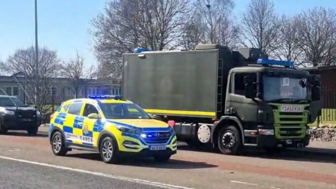 A bombaártalmatlanító osztag két gyanús eszközt talált egy táskában az