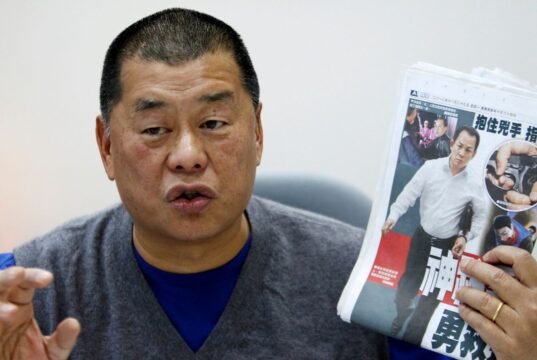 A hongkongi könyvkereskedőket letartóztatták „lázító kiadvány” miatt, Jimmy Lai életrajzát pedig elkobozták. politikai hírek| mobilit.hu