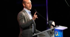 A kaliforniai demokrata párt vezetője hajlongásra buzdítja a gyenge kormányzójelölteket| mobilit.hu