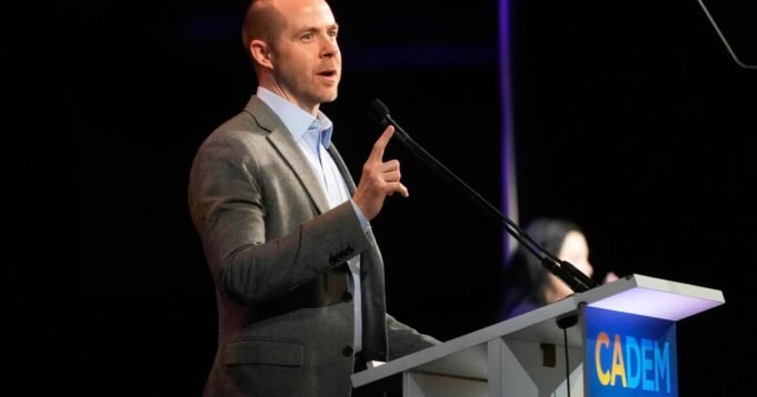 A kaliforniai demokrata párt vezetője hajlongásra buzdítja a gyenge kormányzójelölteket