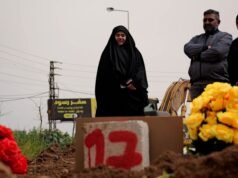 A libanoni gyászolók megszegik Izrael evakuálási parancsát, miközben „mártírhalált halt” szeretteiket temetik egy ideiglenes temetőben | világhírek| mobilit.hu