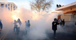 A szövetségi bíró megtiltotta, hogy ügynökök könnygázt használjanak a portlandi ICE építési tiltakozásain| mobilit.hu