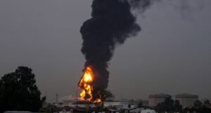 Az Egyesült Arab Emírségek rövid időre lezárják a légteret, miután újabb támadási hullámról értesültek az iráni háború 18. napján| mobilit.hu