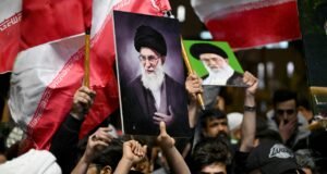Az iráni monarchia bizonytalan átmenet előtt áll Hamenei halála után| mobilit.hu