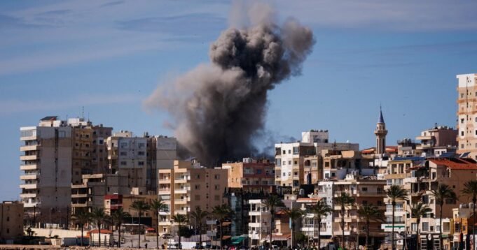 Irán „megtévesztőnek” nevezi Trump béketervét; Újabb csapatok indulnak a Közel-Kelet