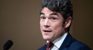 Joe Kent, az Egyesült Államok terrorizmusellenes igazgatója lemondott az iráni háború miatt| mobilit.hu