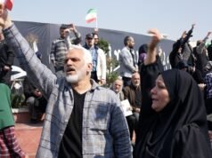 Kihívó irániak ezrei vesznek részt Larijani biztonsági főnök és az elsüllyedt haditengerészeti hajó legénységének temetésén. világhírek| mobilit.hu