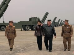 Kim észak-koreai vezető lányával nézi a rakétakilövő rendszer tesztelését| mobilit.hu