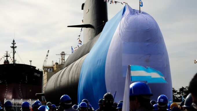 Négy egykori argentin haditengerészeti tiszt áll bíróság elé egy tengeralattjáró