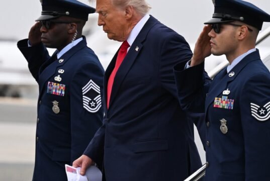 Trump tiszteletreméltóan átadta hat Iránban megölt katona átadását| mobilit.hu