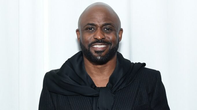 Wayne Brady pofon vágja az AEW bunyósát a Revolutionnél |