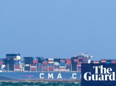 Sok hajó, köztük francia konténerhajók haladnak át a Hormuzi-szoroson. hormuzi szoros| mobilit.hu