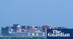 Sok hajó, köztük francia konténerhajók haladnak át a Hormuzi-szoroson. hormuzi szoros| mobilit.hu